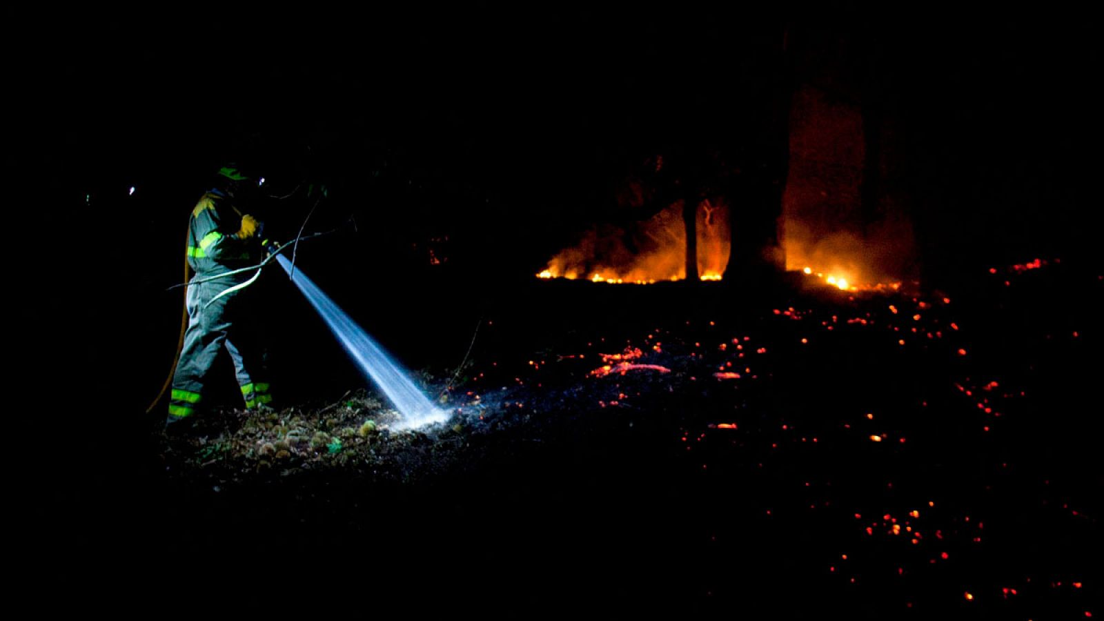 Con el incendio controlado la "situación 2" de emergencia ha finalizado y los vecinos de Mondariz han podido regresar a sus casas.