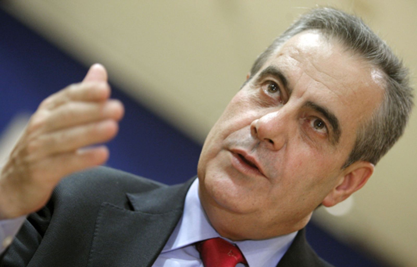 Corbacho recuerda que las políticas sociales son competencia exclusiva de las autonomías aunque ofrece la colaboración del Estado.