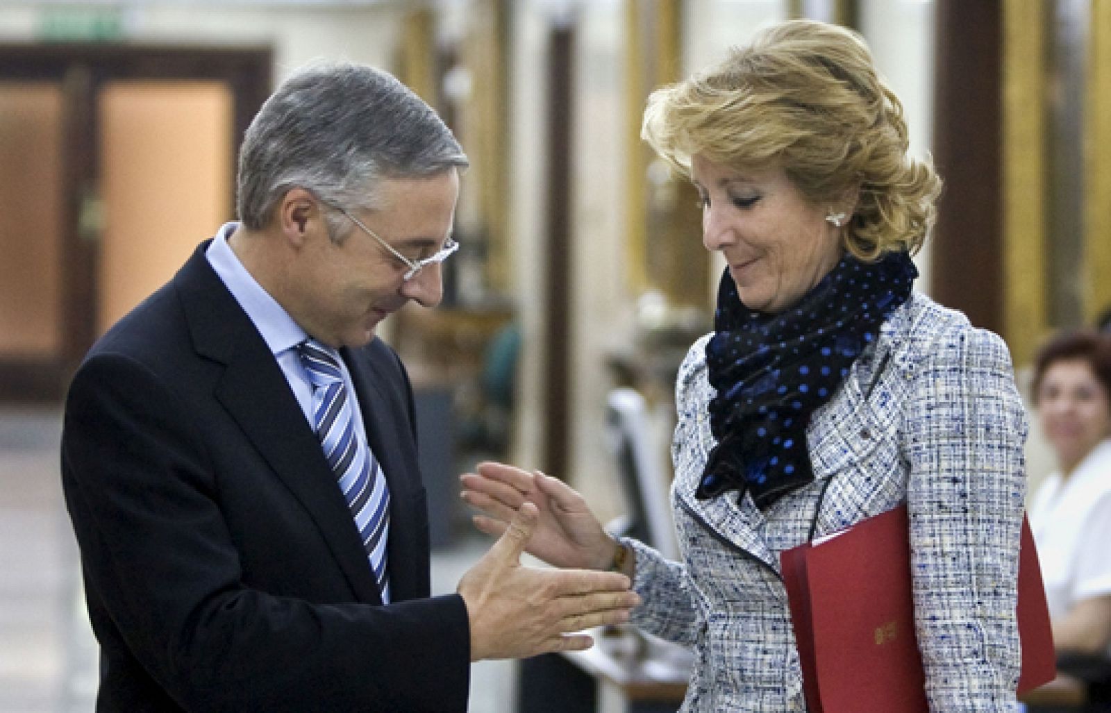 Ampliar la red de los trenes de cercanías, cerrar la M-50 y construir un nuevo aeropuerto, son algunas de las medidas pactadas en una reunión que ambos han calificado de cordial.