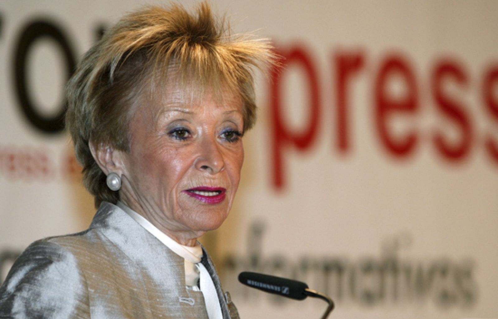 El PP critica la decisión por no acompañarla de un plan para llevarla a cabo, e Izquierda Unida asegura que el Gobierno está actuando al margen del Parlamento. María Teresa fernández de la Vega ha dicho que en los próximos días se conocerá la nueva forma de financiación. 