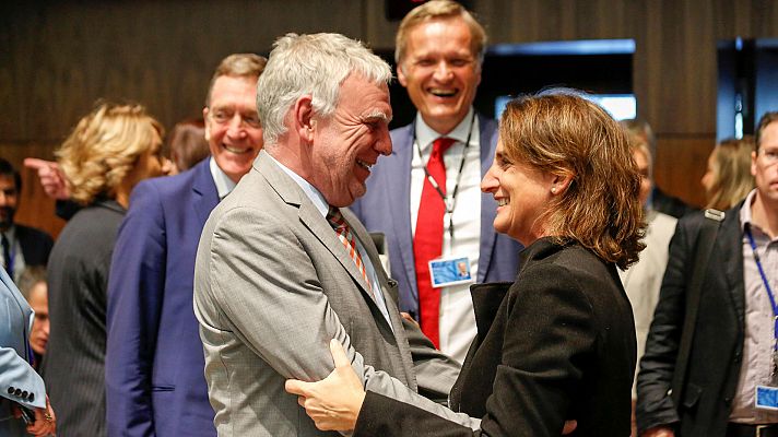 Telediario 1 - Europa debate reducir las emisiones entre un 30 y un 40% hasta 2030