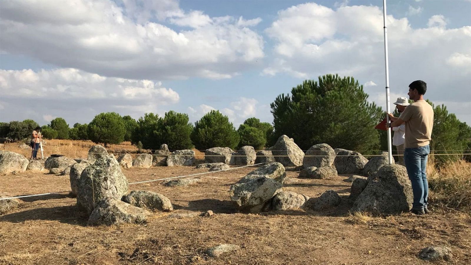 En Totanés, un pequeño pueblo de Toledo, han hallado un círculo de piedras, con una estructura muy similar a la del mítico Stonehenge del sur de Inglaterra. Se encontró por casualidad. Es de finales del Neolítico y ahora lo estudia el grupo de arqueó