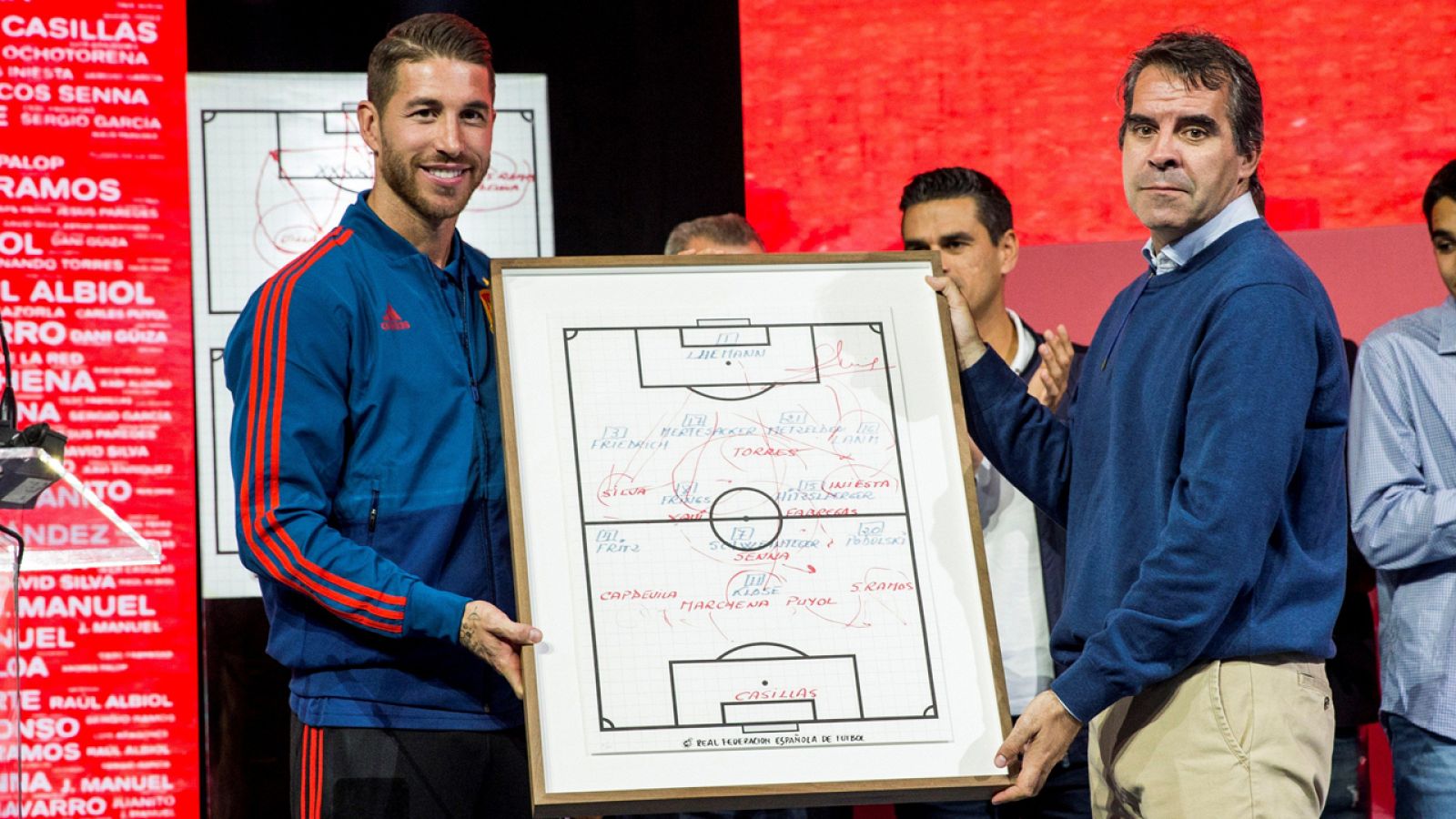 Emotiva presentación del documental-homenaje a Luis Aragonés