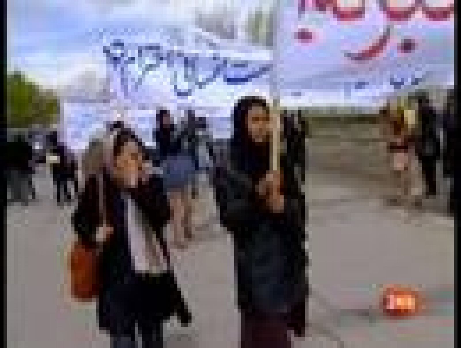 Decenas de mujeres han tomado las calles de Kabul, en Afganistán, para expresar su opinión sobre la nueva ley del matrimonio que permite al hombre exigir relaciones sexuales a su esposa cada cuatro días.