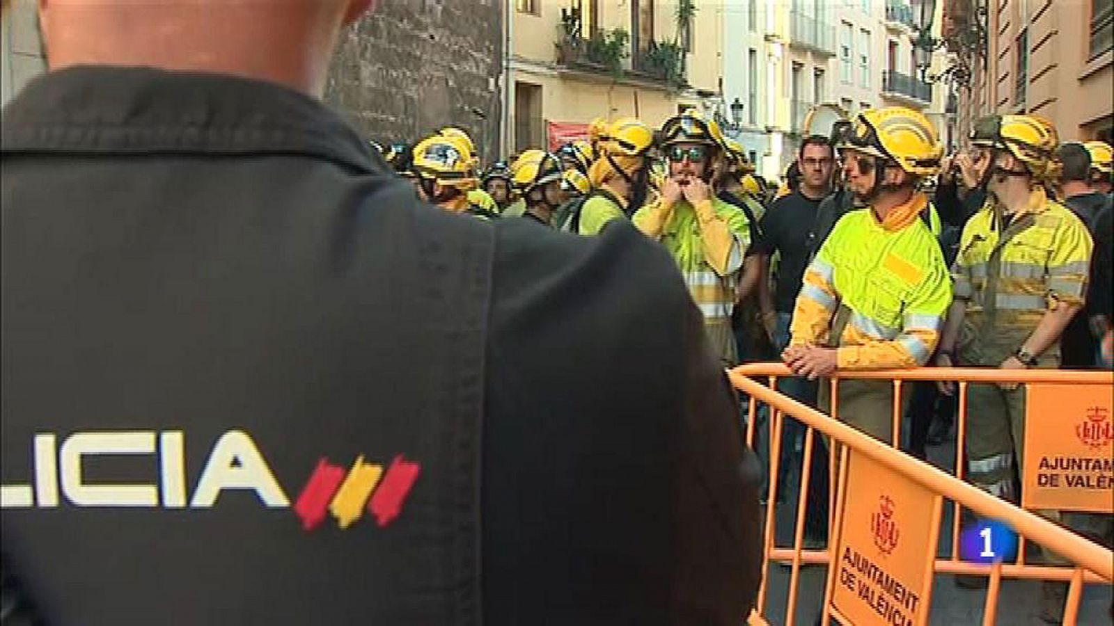 Telediario 1: Policías y bomberos protestan ante Sánchez en Valencia para reclamar mejoras salariales | RTVE Play