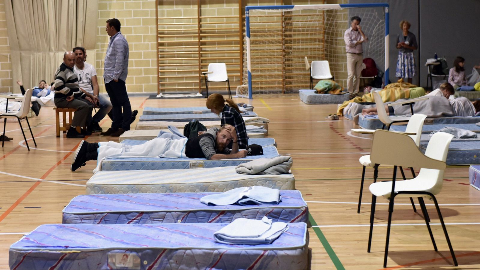 Manacor aloja en su polideportivo a decenas de afectados por las inundaciones en Mallorca - Informativo 24h | Ver