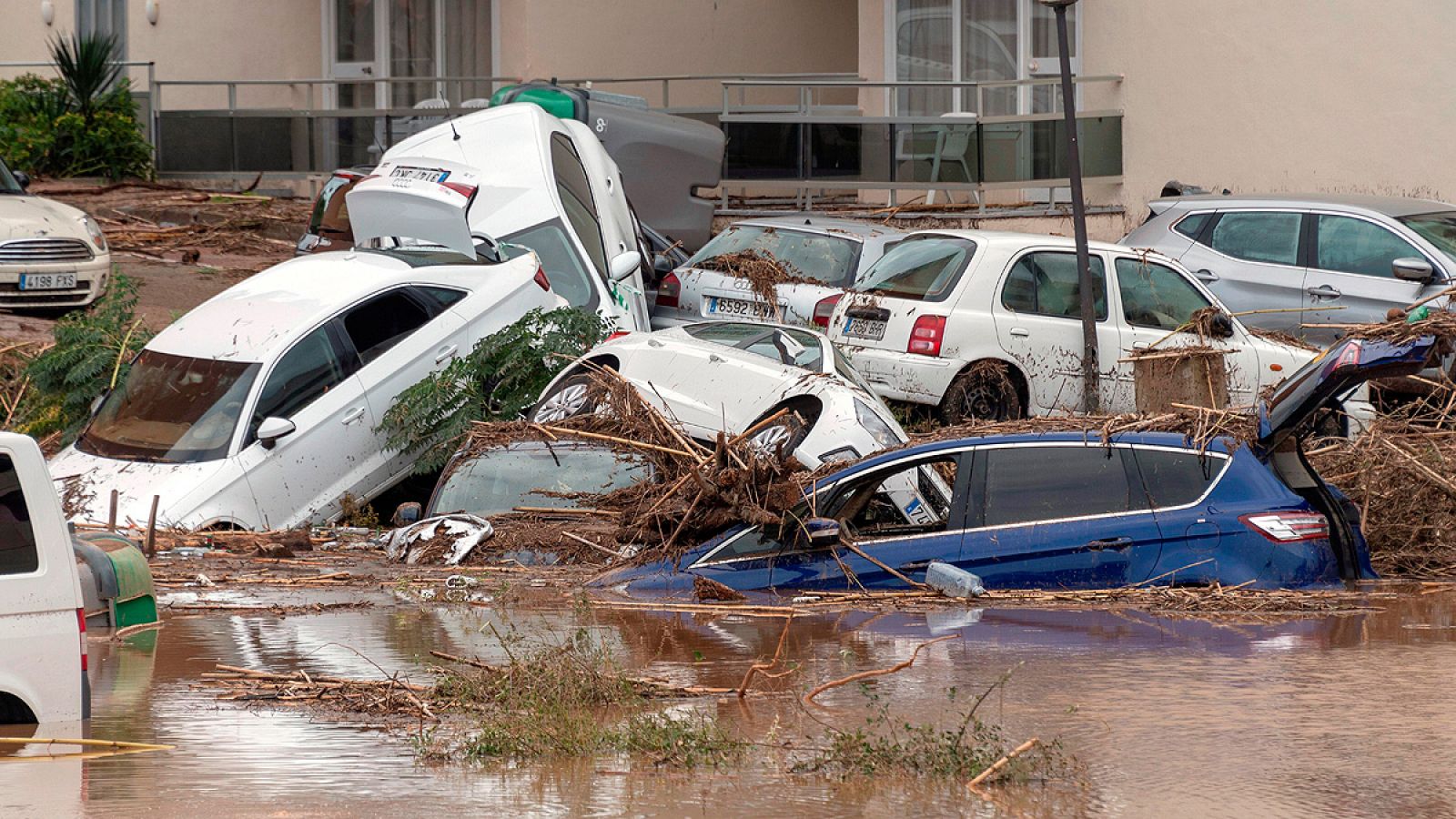 Informativo 24h: Una fuerte tromba de agua provoca inundaciones en Mallorca y deja al menos nueve muertos y seis desaparecidos | RTVE Play