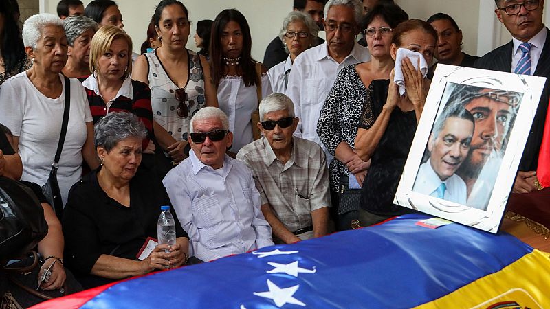 El concejal opositor Fernando Albán es enterrado hoy en medio de la polémica sobre su muerte, que según la versión oficial se produjo al lanzarse al vacío en una dependencia policial, lo que rechaza la oposición y organizaciones internacionales.