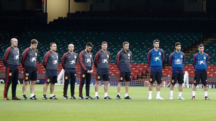 Telediario 1 - La selección guarda un respetuoso minuto de silencio por las víctimas de la riada en Mallorca