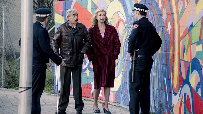 Cuéntame cómo pasó - Antonio cubre a Bruno de la policía