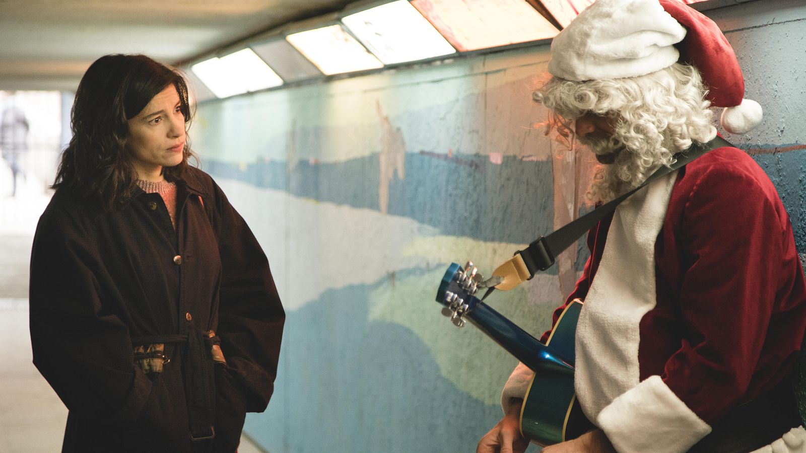 Inés se encuentra con Mike pidiendo en el metro