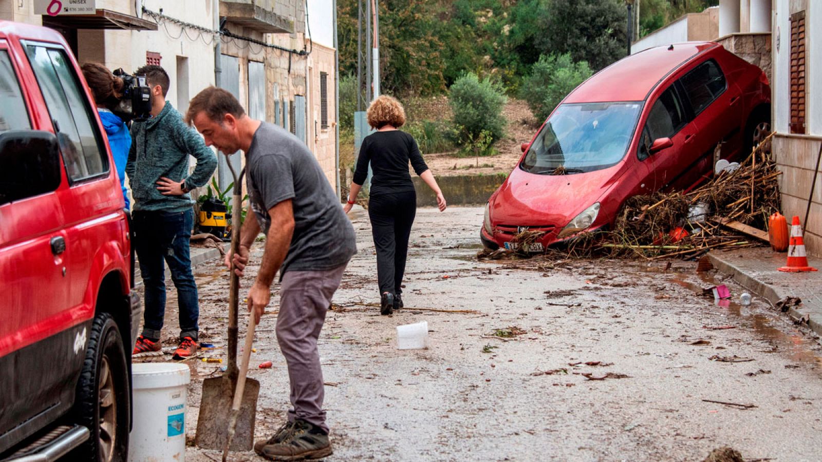 Telediario 1: Se eleva a 12 el número de fallecidos mientras buscan a un menor desaparecido  | RTVE Play