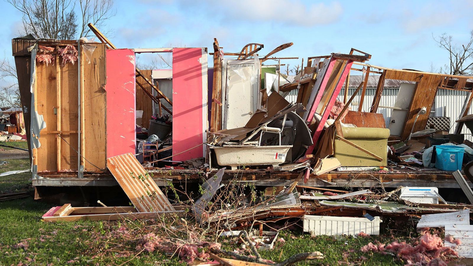 El huracán Michael, que tocó tierra en México Beach (Florida) el miércoles a las a mediodía (19:30 hora peninsular) con categoría 4 y vientos máximos de 250 km/h, se ha cobrado ya el primer muerto por la caída de un árbol en Greensboro, al noroeste d