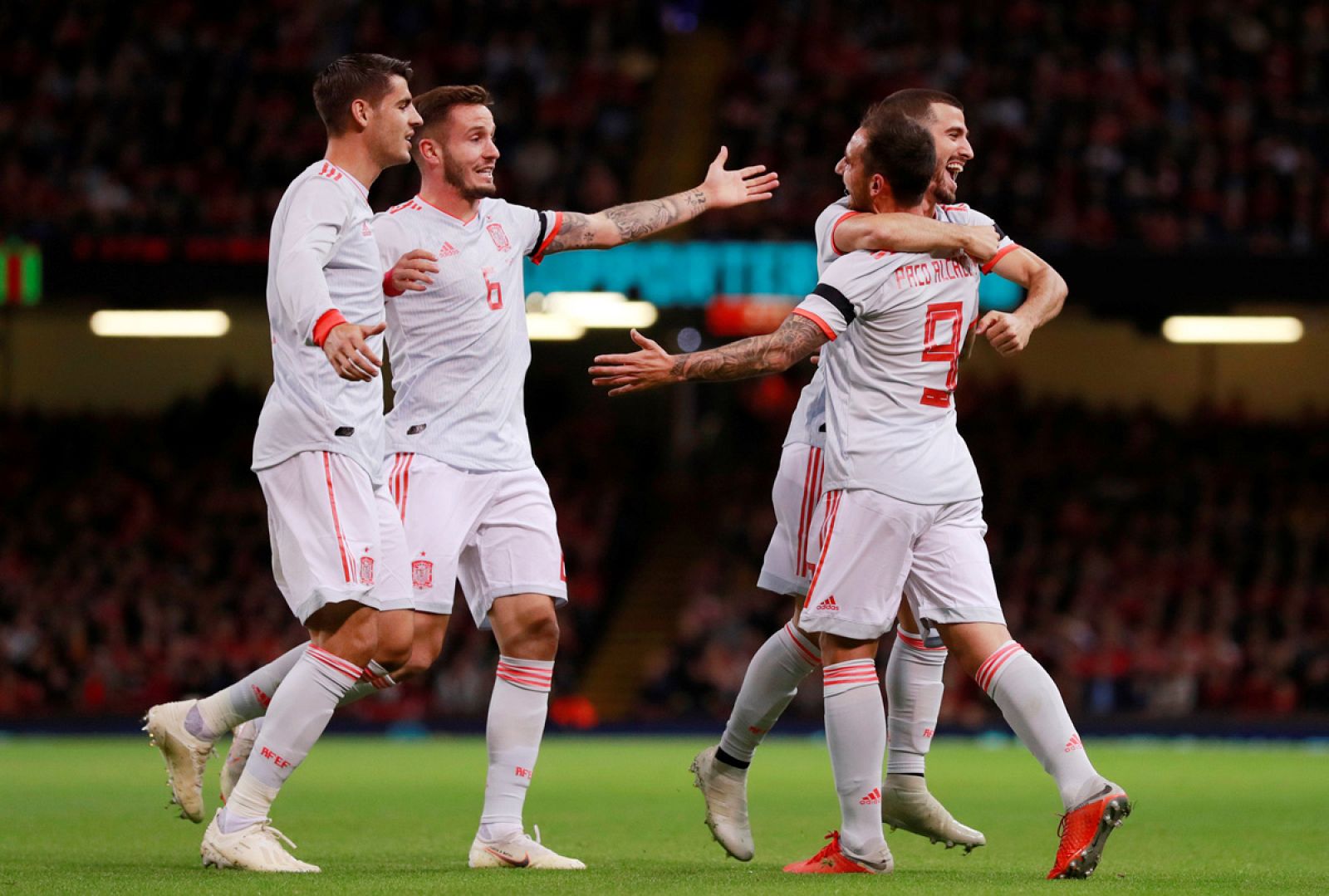 Alcácer adelanta a España con un golazo por la escuadra (0-1) | Ver