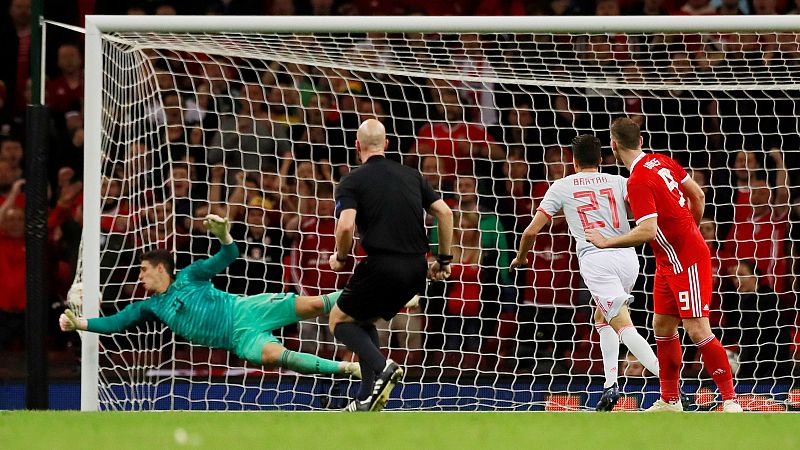 Con un remate entre la cabeza y el brazo, el galés Vokes anotó el tanto del honor de su selección contra España.