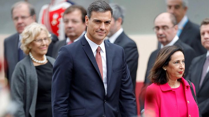 Pedro Sánchez, recibido con pitos y abucheos en el desfile del 12-O