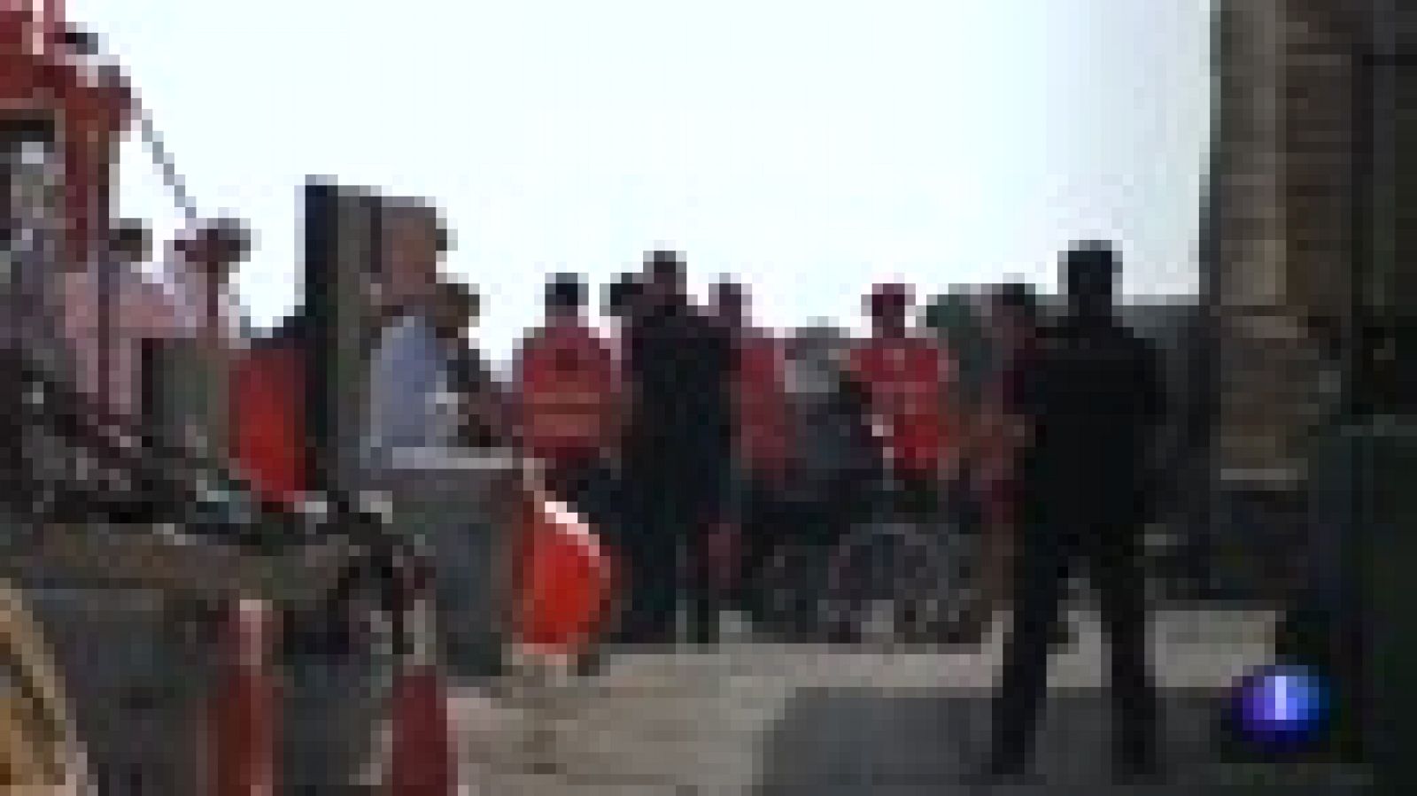 Recuperan tres cadáveres en una patera semihundida en el mar de Alborán