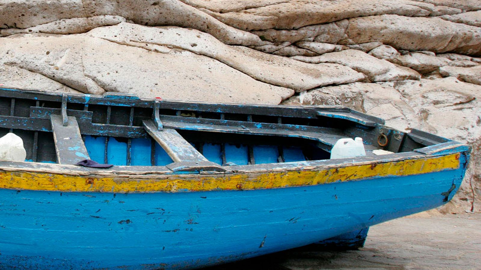 Recuperan tres cadáveres en una patera semihundida en el mar de Alborán