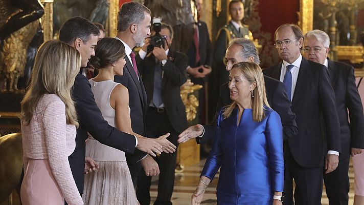 Informativo 24h - Error de protocolo en el saludo de Pedro Sánchez a los reyes en el Palacio Real