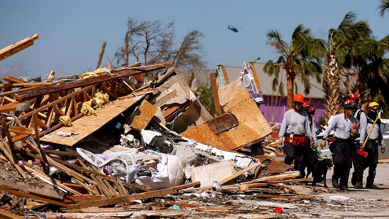 Los equipos de rescate buscan a las personas aún por localizar en Florida tras el paso del huracán Michael
