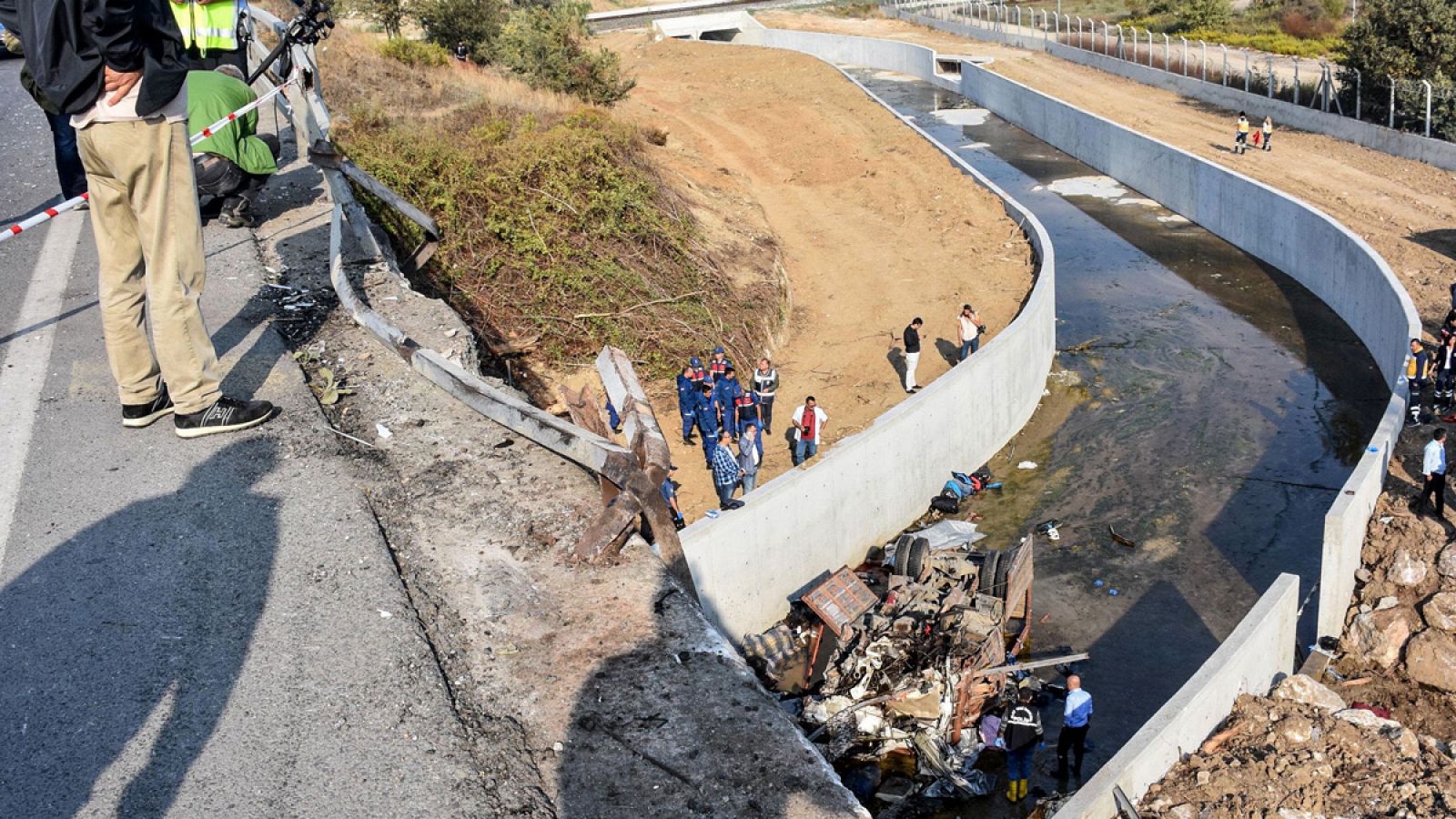 Telediario 1: Mueren 22 migrantes al caer por un precipicio la camioneta que los transportaba por Turquía | RTVE Play