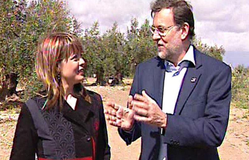 El líder del PP, Mariano Rajoy, ha cumplido la promesa que lanzó en el programa "Tengo una pregunta para usted" y ha visitado Martos, en Jaén. 
