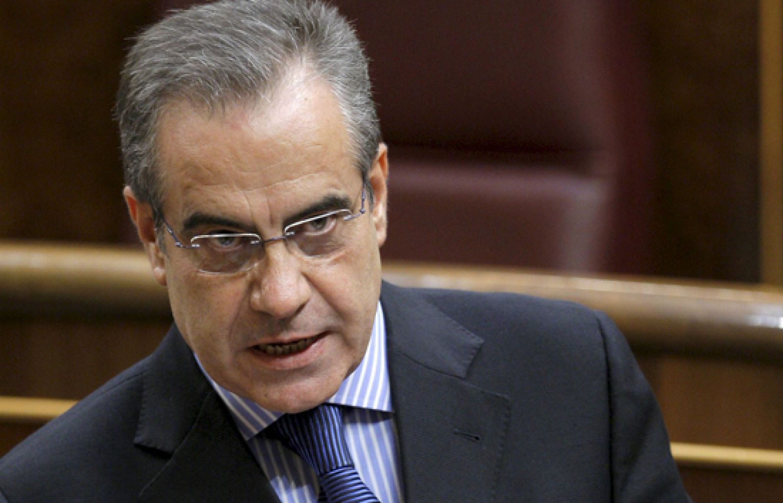 Fernández Ordóñez dijo que este año podría desaparecer el superávit de la Seguridad Social. El ministro de Trabajo lo niega y acusa al gobernador de crear inseguridad en los pensionistas.