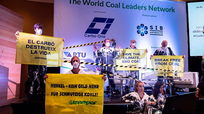Activistas de Greenpeace interrumpen una cita empresarial para exigir que se deje de usar carbón