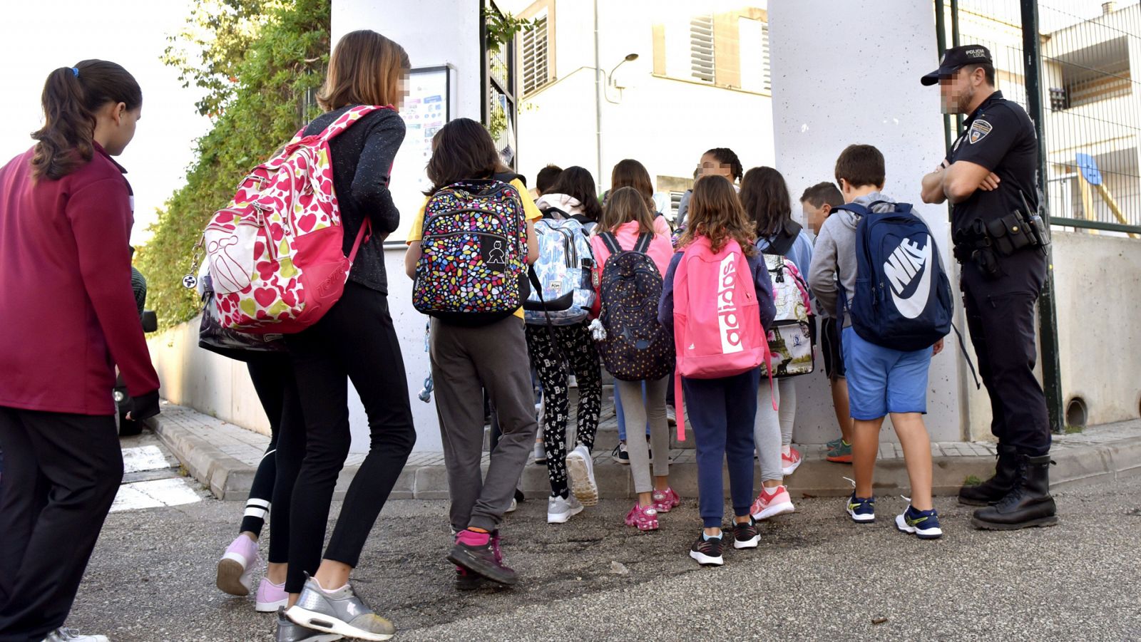 Telediario 1: Los niños afectados por las inundaciones en Mallorca vuelven al cole con la ayuda de psicólogos | RTVE Play