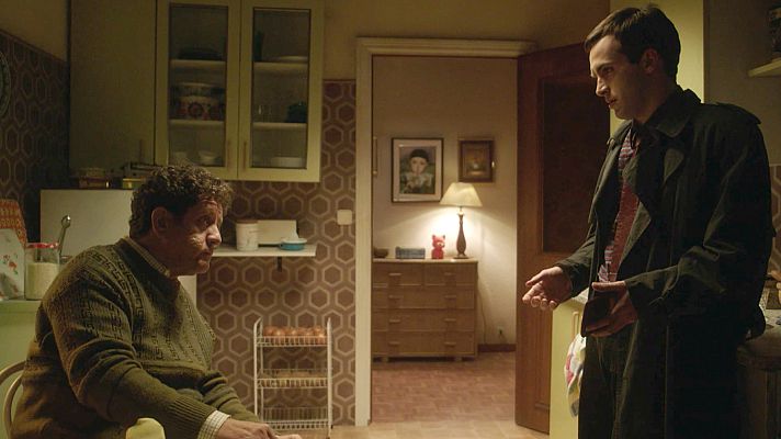 Cuéntame cómo pasó - Carlos, muy alterado con el trabajo y con su suegro en casa