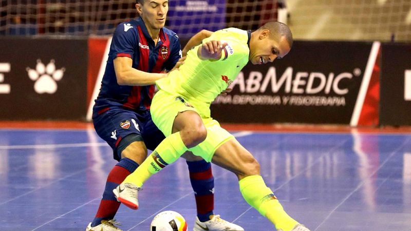 El Barça Lassa logró una sufrida victoria en la pista del Levante FS después de remontar un 2-0 adverso gracias a que el portero Juanjo mantuvo a su equipo en el partido con una brillante actuación en el inicio de la segunda parte, momento en el que