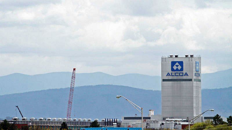 La dirección de la siderúrgica Alcoa ha trasladado a su comité de empresa europeo su decisión de cerrar sus plantas en Avilés y A Coruña, que dan empleo a 300 y 400 personas, respectivamente, según han informado fuentes sindicales.Los sindicatos de l