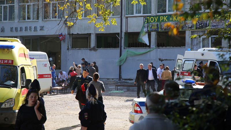Al menos 18 muertos y más de 40 heridos es la última cifra hecha pública por las autoridades locales tras el ataque de este miércoles en el instituto politécnico de la ciudad de Kerch, en la península de Crimea.El cuerpo del sospechoso ha sido encont