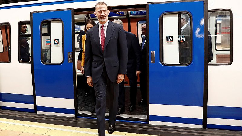 El rey viaja en el Metro de Madrid para conmemorar el centenario de la compañía