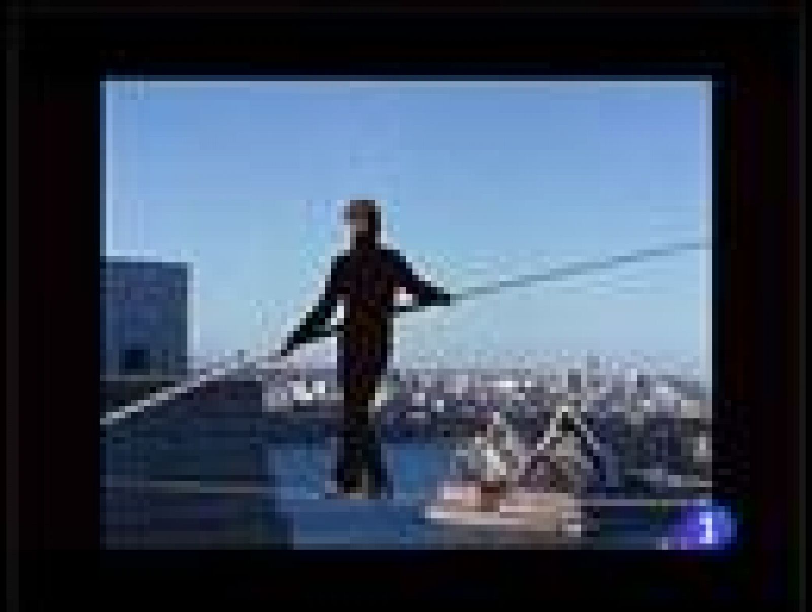 Philipe Pettit caminó entre las torres gemelas de Nueva York en 1974, una historia que llega al cine | Ver