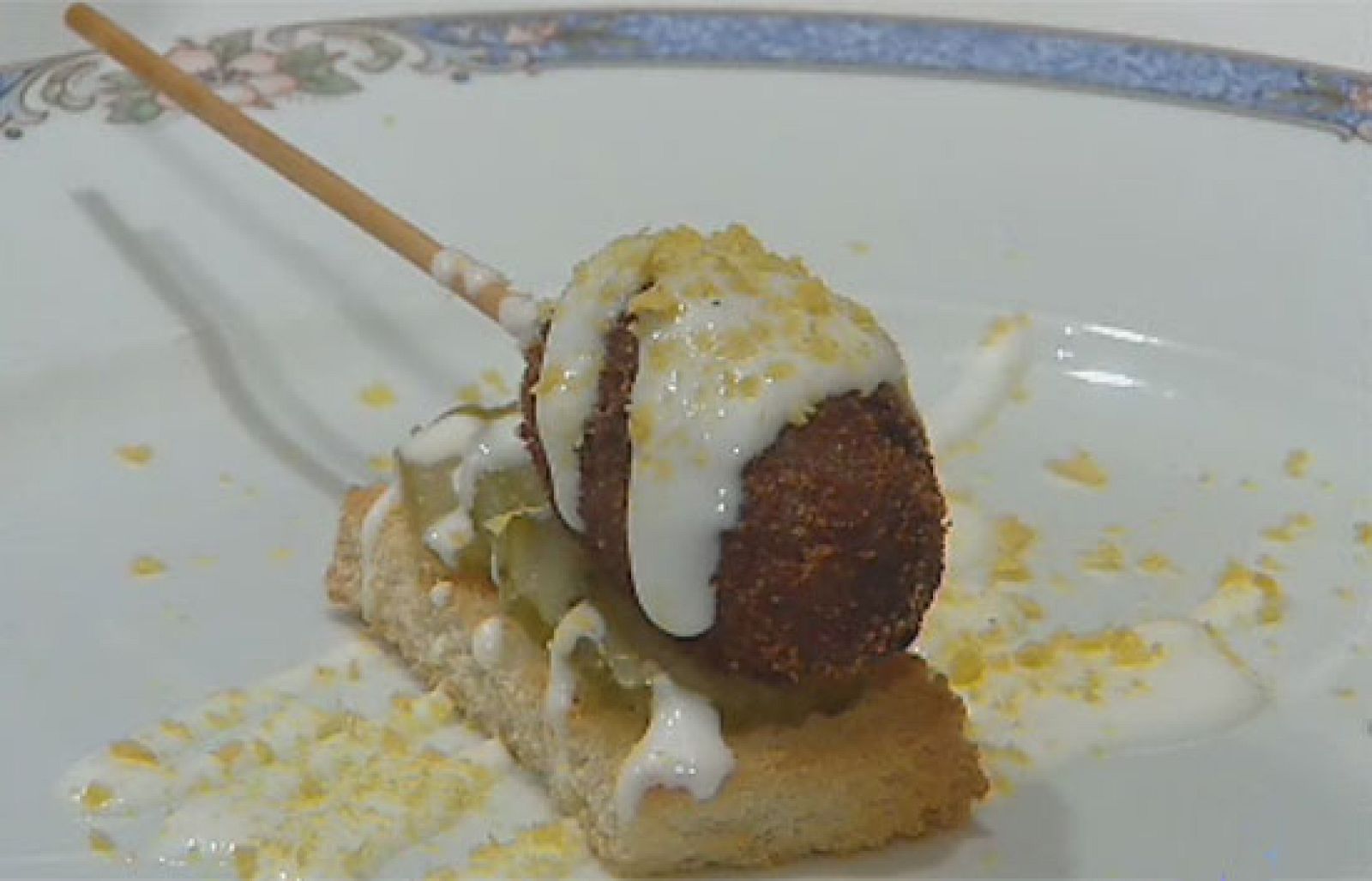 Croquetas de boletus y jamón, salmorejo con guacamole y queso, pollo en salsa de aceitunas o bacalao con huevo frito de codorniz son algunas de las cerca de cien propuestas que desde hoy ofrece la Feria de la Tapa de Guadalajara.
