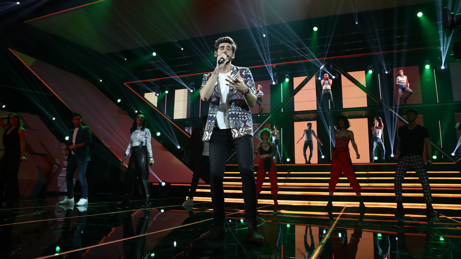 OT 2018 - Álvaro Soler canta con 'OT 2018' "La cintura" en la gala 4