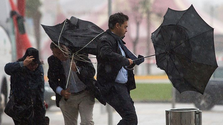 Telediario 1 - Las fuertes lluvias ponen en alerta extrema a Castellón y Teruel y en riesgo a otras 16 provincias