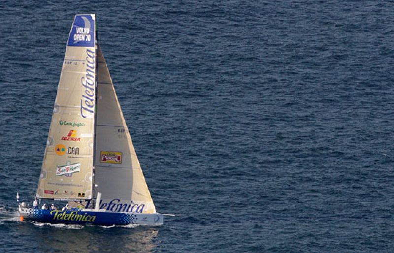 El 'Telefónica azul' ha pasado en primer lugar por la meta volante de la sexta etapa de la Vuelta al Mundo a Vela.