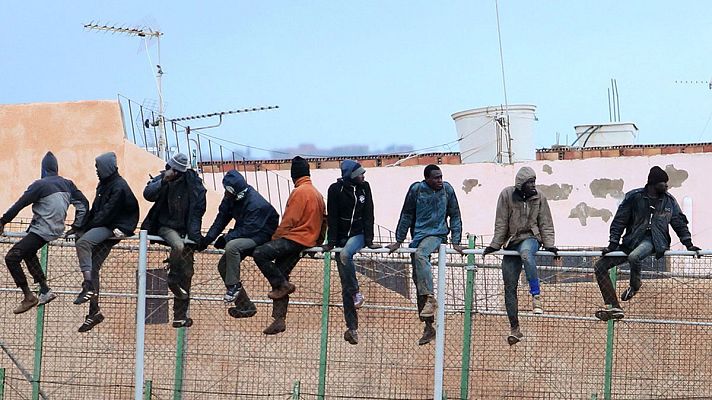 Informativo 24h - Un muerto y una veintena de heridos al saltar unos 200 imigrantes la valla de Melilla