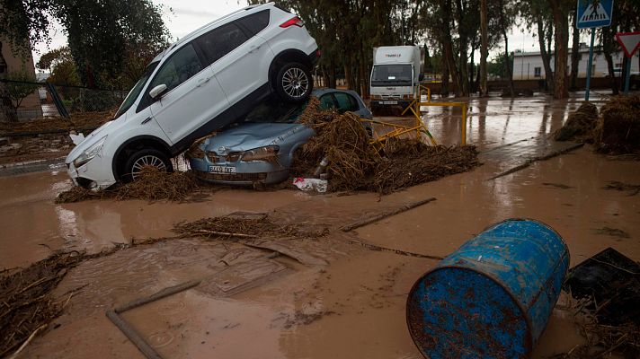 Telediario 1 - El temporal de lluvia deja un bombero muerto y graves inundaciones en Málaga