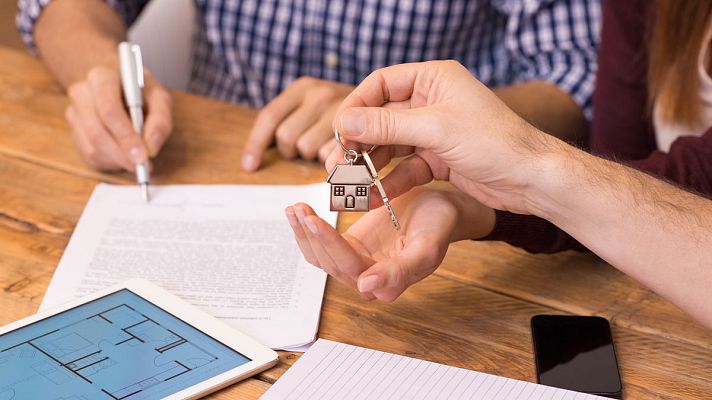 Informativo 24h - La Asociación de Usuarios Financieros asegura que quien tenga que firmar "ahora mismo" una hipoteca "va a tener que pagar el impuesto"