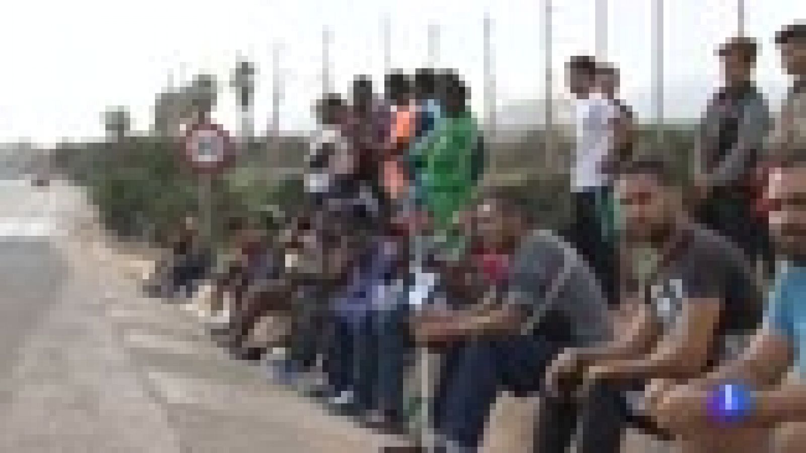 España devuelve a Marruecos a 55 de las 209 personas que saltaron la valla de Melilla este domingo