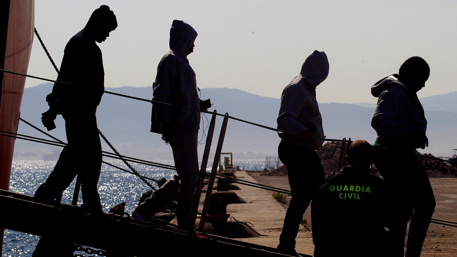 Los barcos que transitan las aguas del Estrecho, los otros rescatadores de vidas
