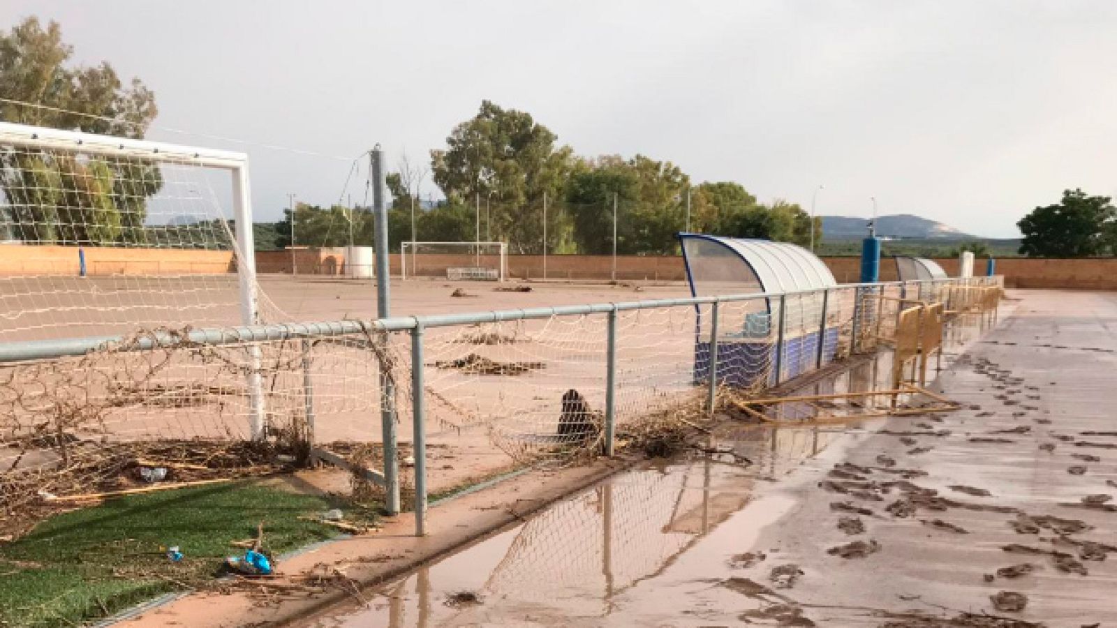Las lluvias torrenciales dejan al Rubio CF sin campo y durmiendo en el autobús
