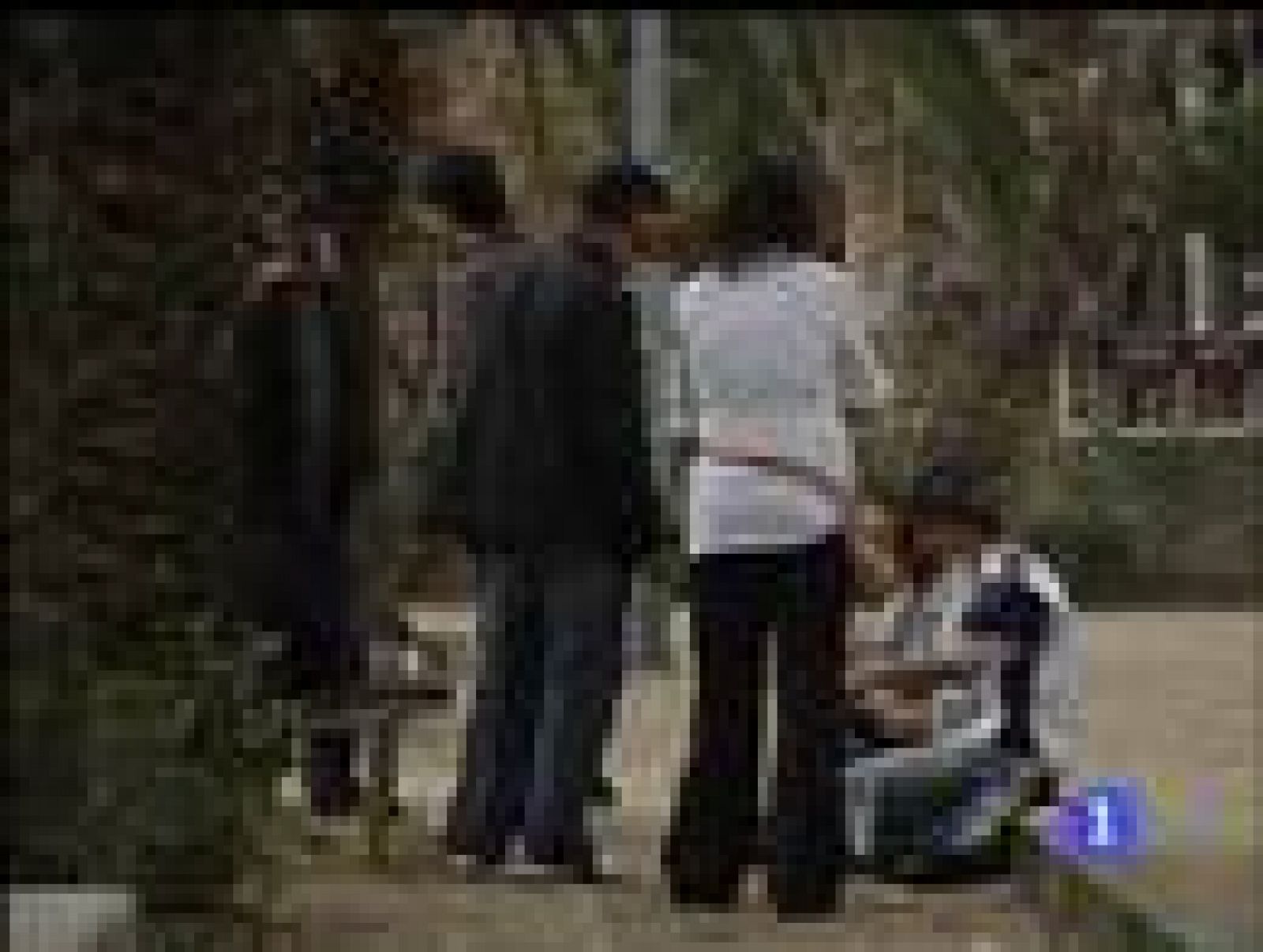 En Barcelona la Guardia Urbana se dedica a "pillar" a los chicos que están en la calle en horario escolar | Ver