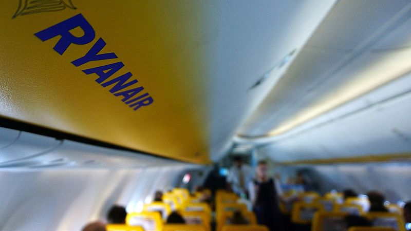 Un episodio racista en un avión de Ryanair desencadena fuertes críticas contra la aerolínea 