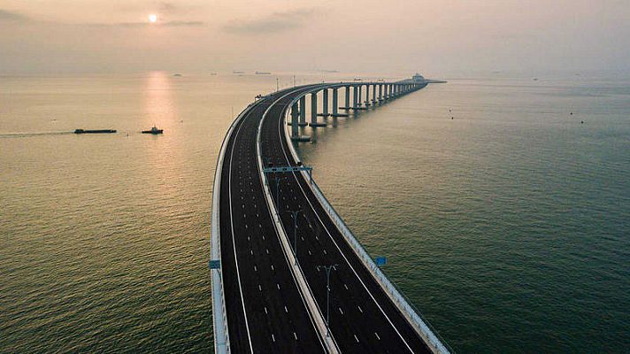 China inaugura el mayor puente del mundo sobre el mar