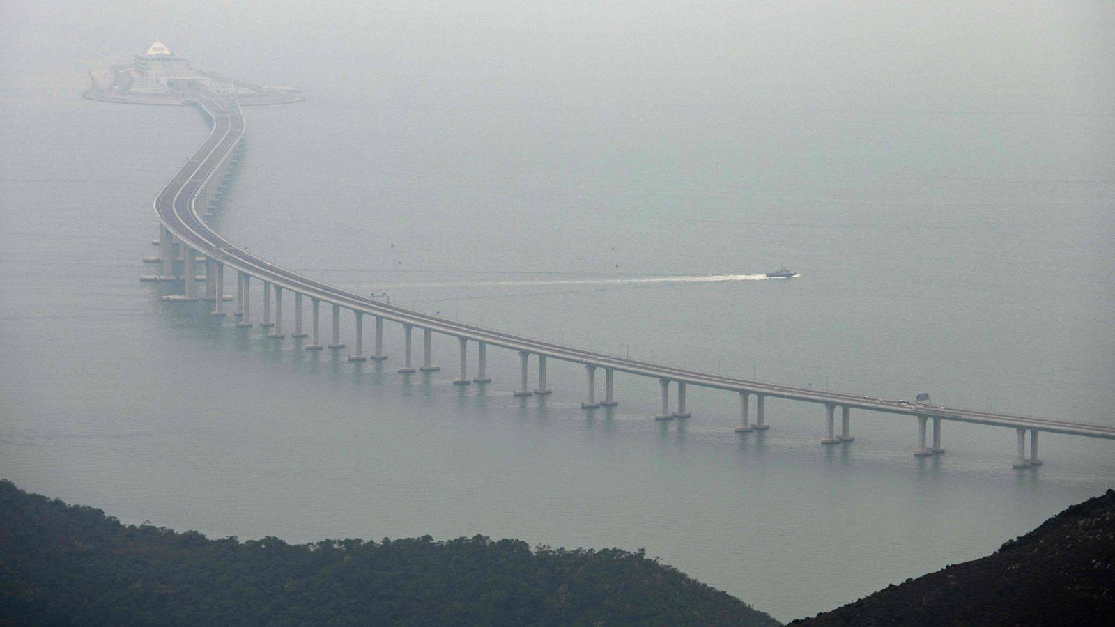 China inaugura el mayor viaducto sobre el mar del mundo, que la une con Macao y Hong Kong