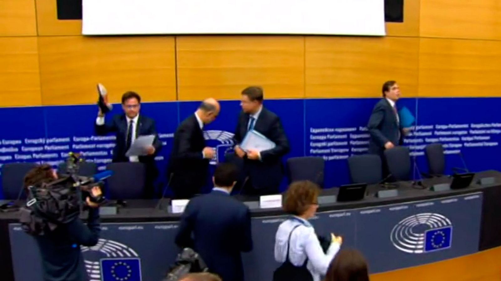 Un eurodiputado de la Liga Norte pisotea los papeles del comisario tras vetar los presupuestos